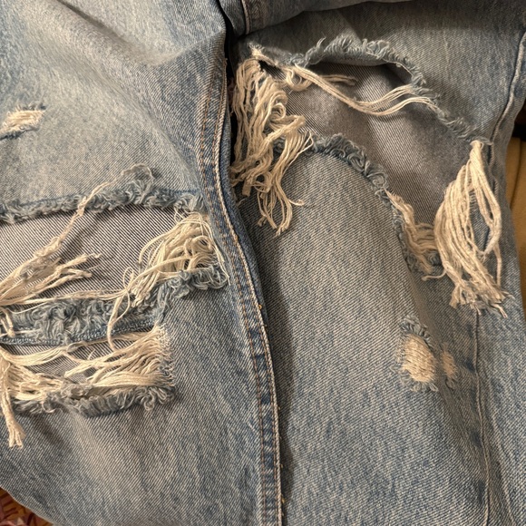 We the Free Distressed Jeans great fit. The distressing is on point Sz 26 - Picture 6 of 8